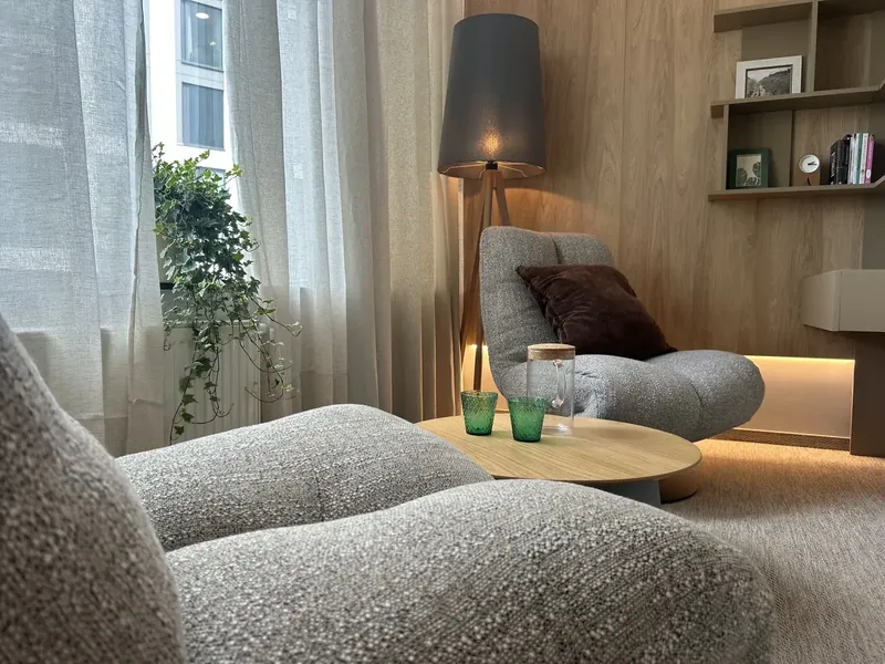 Gabinet 3 — fotel i stolik przy oknie
